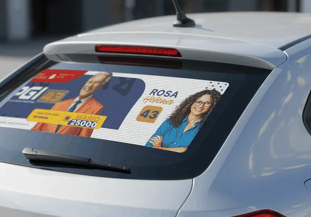 Adesivo microperfurado aplicado no vidro traseiro de um carro de campanha