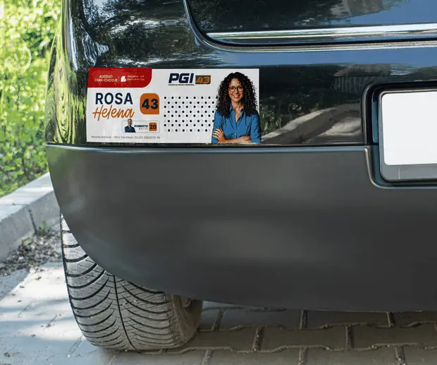 Adesivo de para-choque 110x300mm aplicado na traseira de um carro